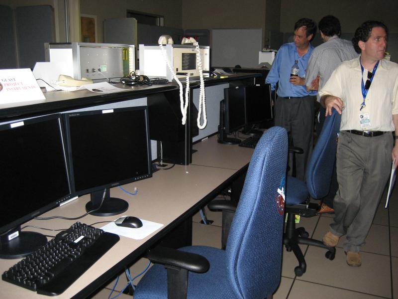 5342_group_picture_in_ops_center2.jpg