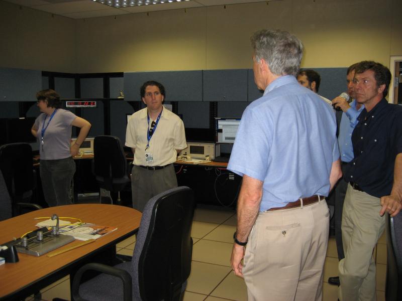 5346_group_picture_in_ops_center3.jpg