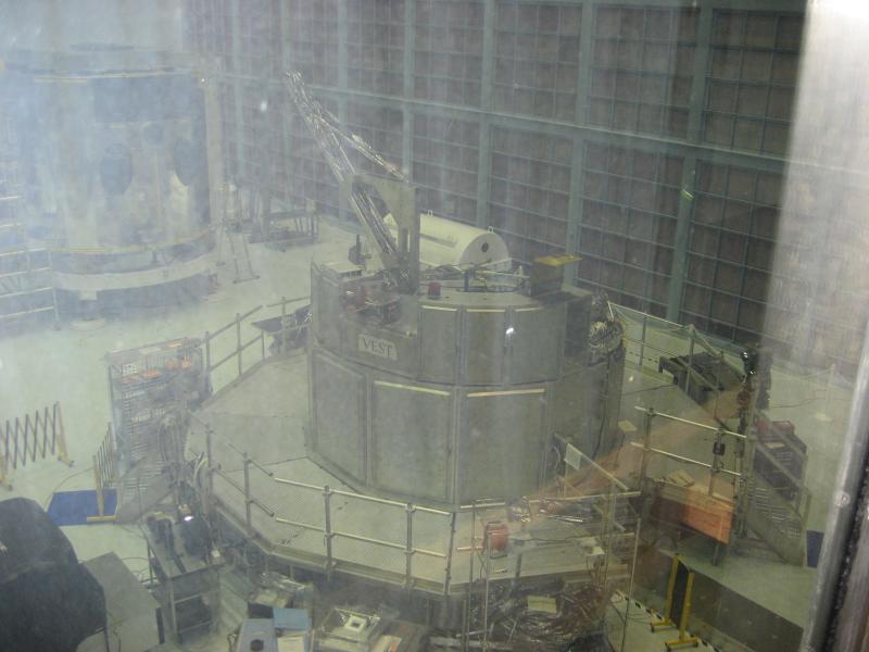 5425_HST_test_equipment_in_large_clean_room_Bldg_29.jpg