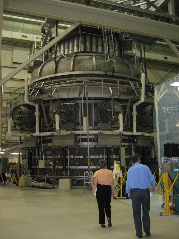 5385_largest_thermal_vacuum_chamber1.jpg
