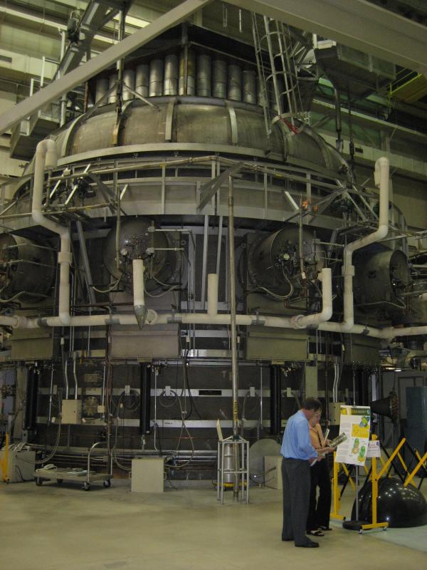 5386_largest_thermal_vacuum_chamber2.jpg