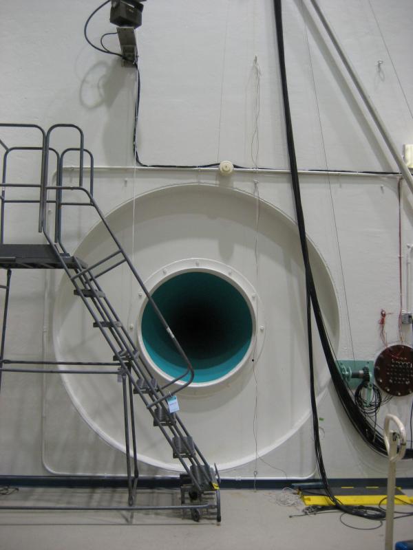 5406_large_horn_speaker_in_acoustic_chamber1.jpg