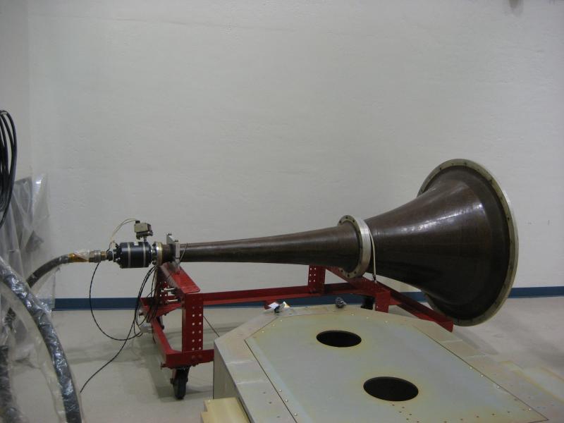 5408_large_horn_speaker_in_acoustic_chamber2.jpg