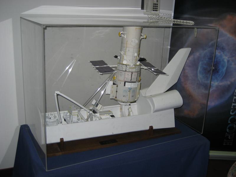 5426_model_of_Shuttle_and_HST.jpg